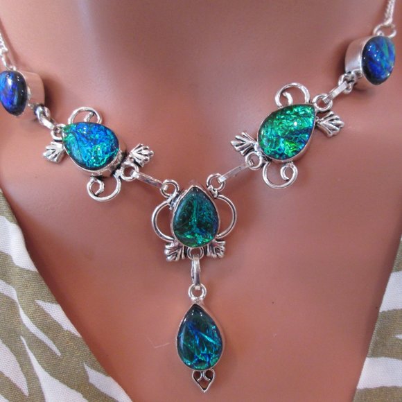 a gemstone,in a simple sitting,is the centerpiece of this necklace.the necklace - Picture 1 of 8